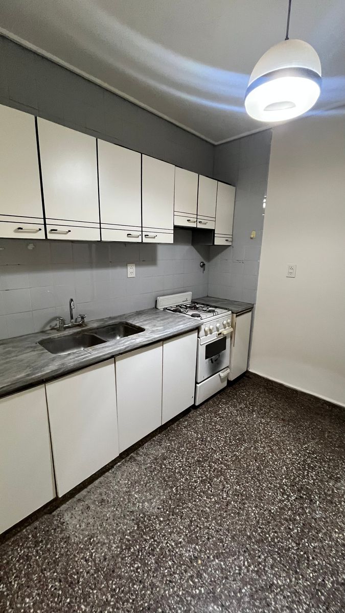 VENDO DEPARTAMENTO DOS DORMITORIOS SOBRE AVENIDA SARMIENTO — foto 2