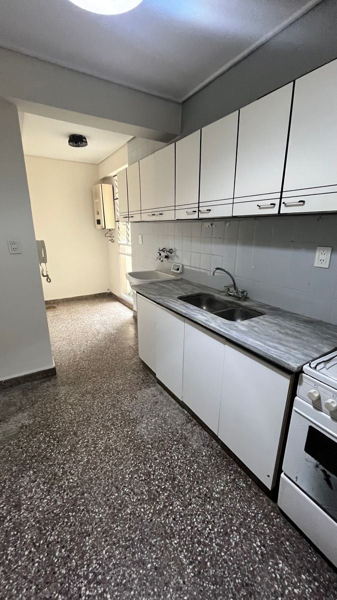 VENDO DEPARTAMENTO DOS DORMITORIOS SOBRE AVENIDA SARMIENTO — foto 3