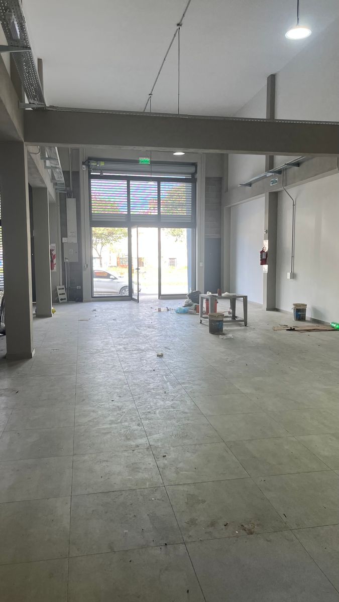 EN ALQUILER LOCAL COMERCIAL DE 150 m2 SOBRE AV. ROCA - 1