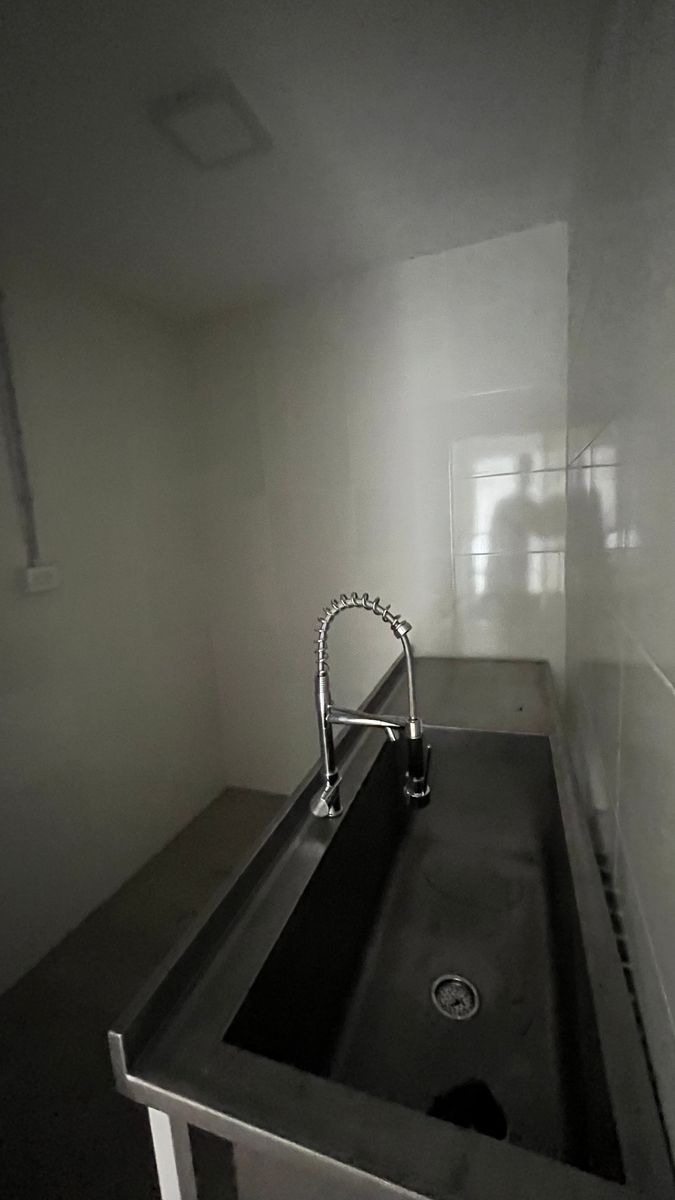 EN ALQUILER LOCAL COMERCIAL DE 150 m2 SOBRE AV. ROCA - 5