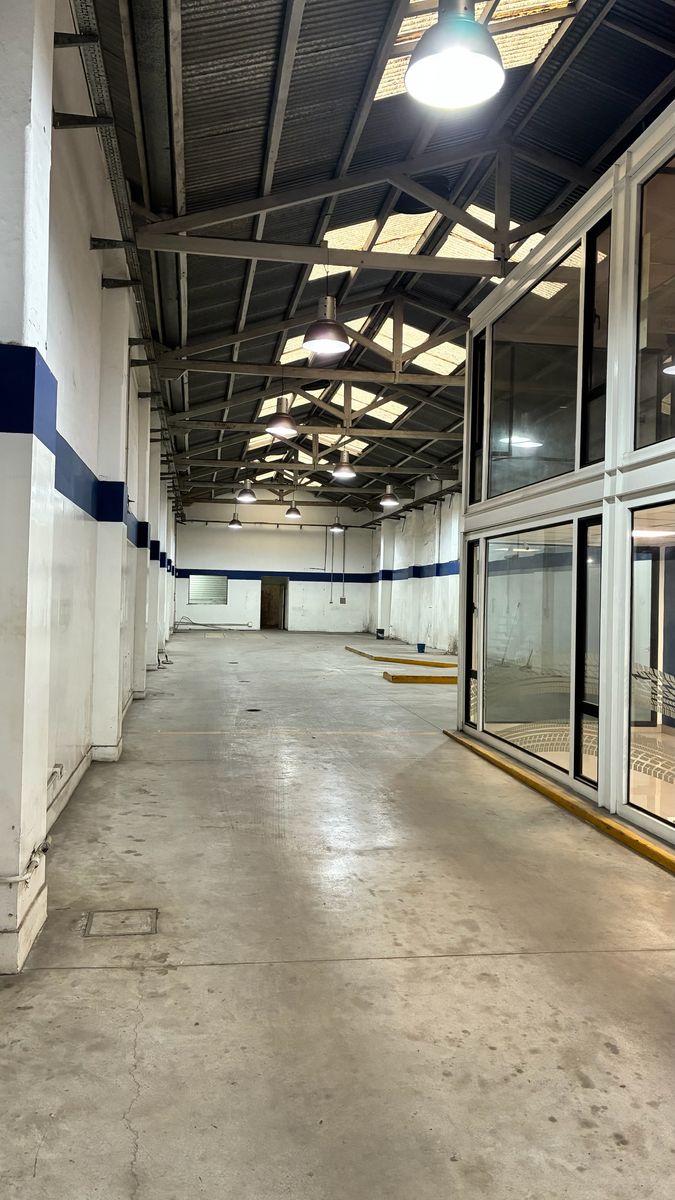 ALQUILER GALPON COMERCIAL CON OFICINAS EN PLENO CENTRO - 1