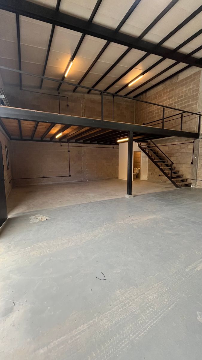 ALQUILER GALPON 120 m2 CON ENTREPISO EN YERBA BUENA - 1