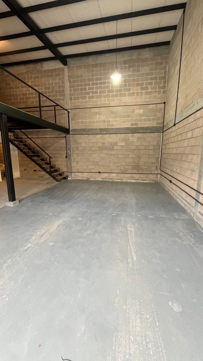 ALQUILER GALPON 120 m2 CON ENTREPISO EN YERBA BUENA - 2