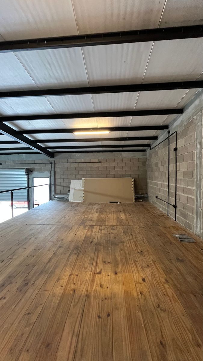 ALQUILER GALPON 120 m2 CON ENTREPISO EN YERBA BUENA - 6