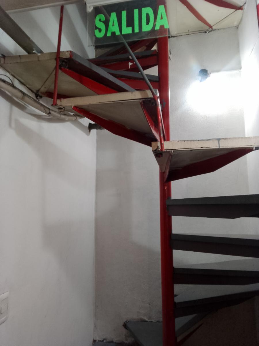 Local comercial 36M2 en excelente ubicación en galería planta Baja y depósito - 17