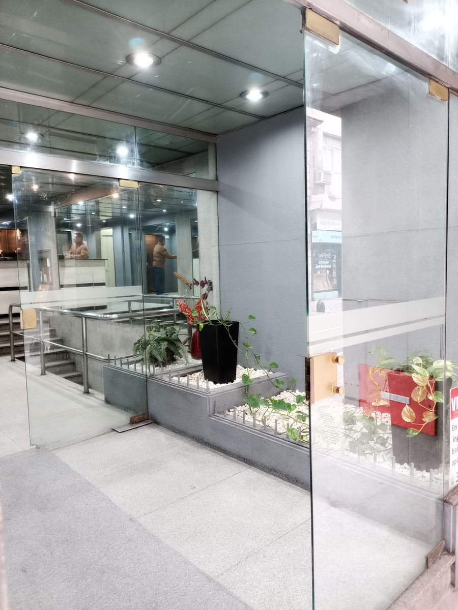 Oficina Comercial en Alquiler 127 m² Excelente Ubicación 6 Ambientes - 34