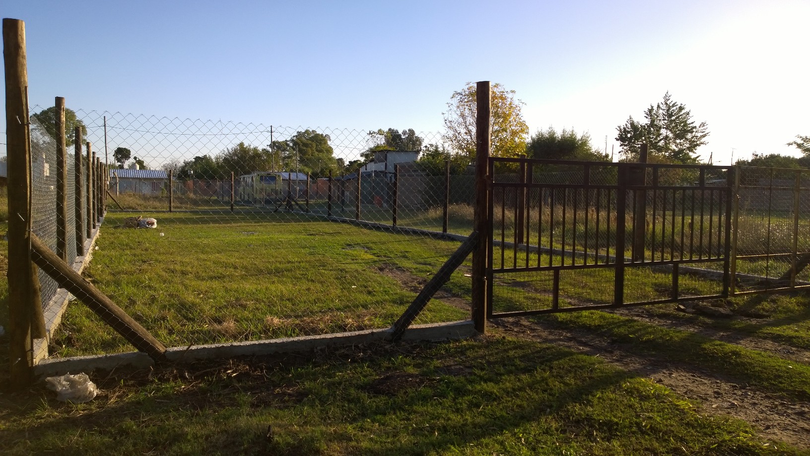 Lote con mejoras, ideal comercios