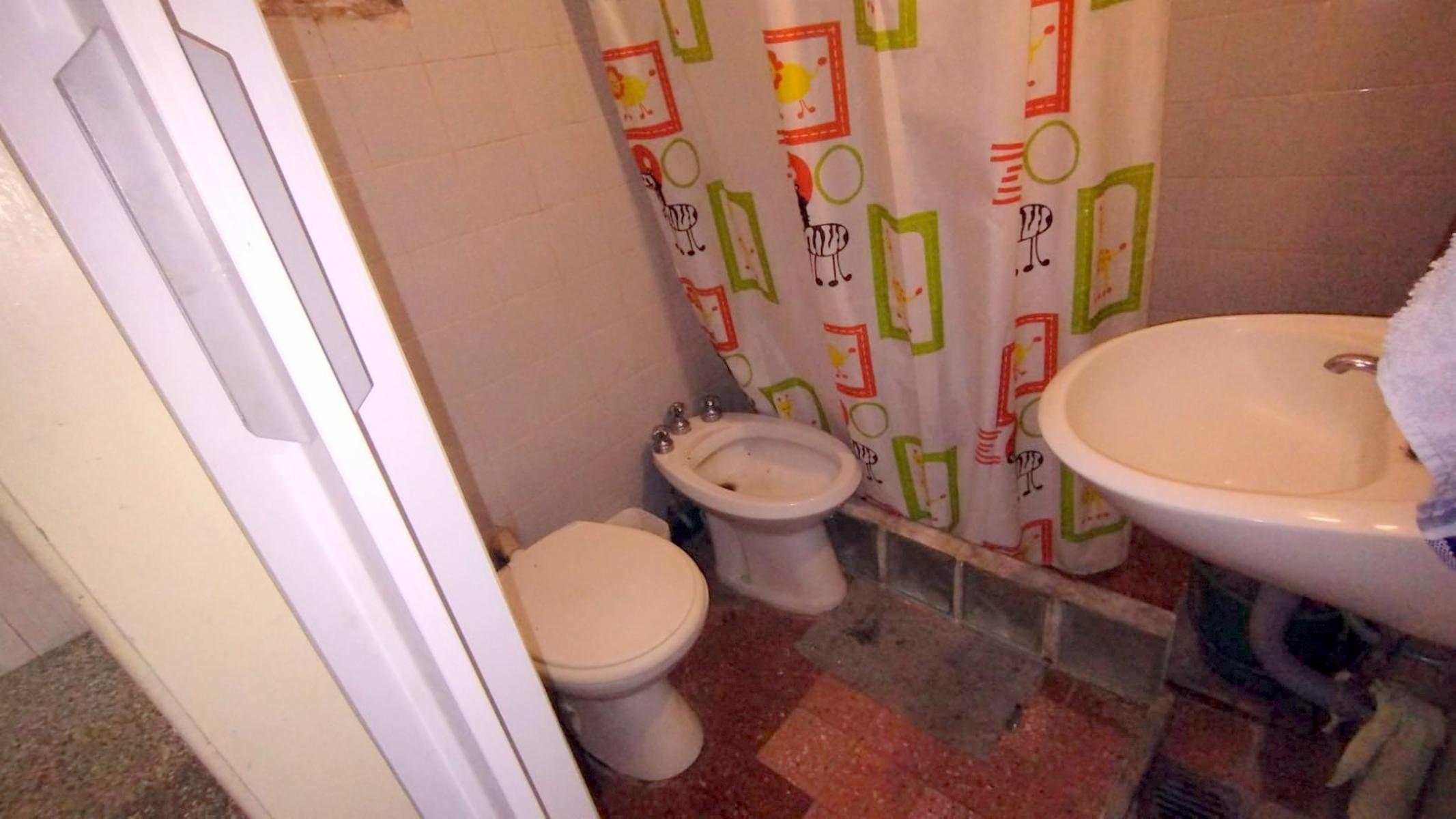 CASA DE 3 AMBIENTES SOBRE LOTE PROPIO MAS UN MONOAMBIENTE A 5 CUADRAS DELA PLAYA — foto 9