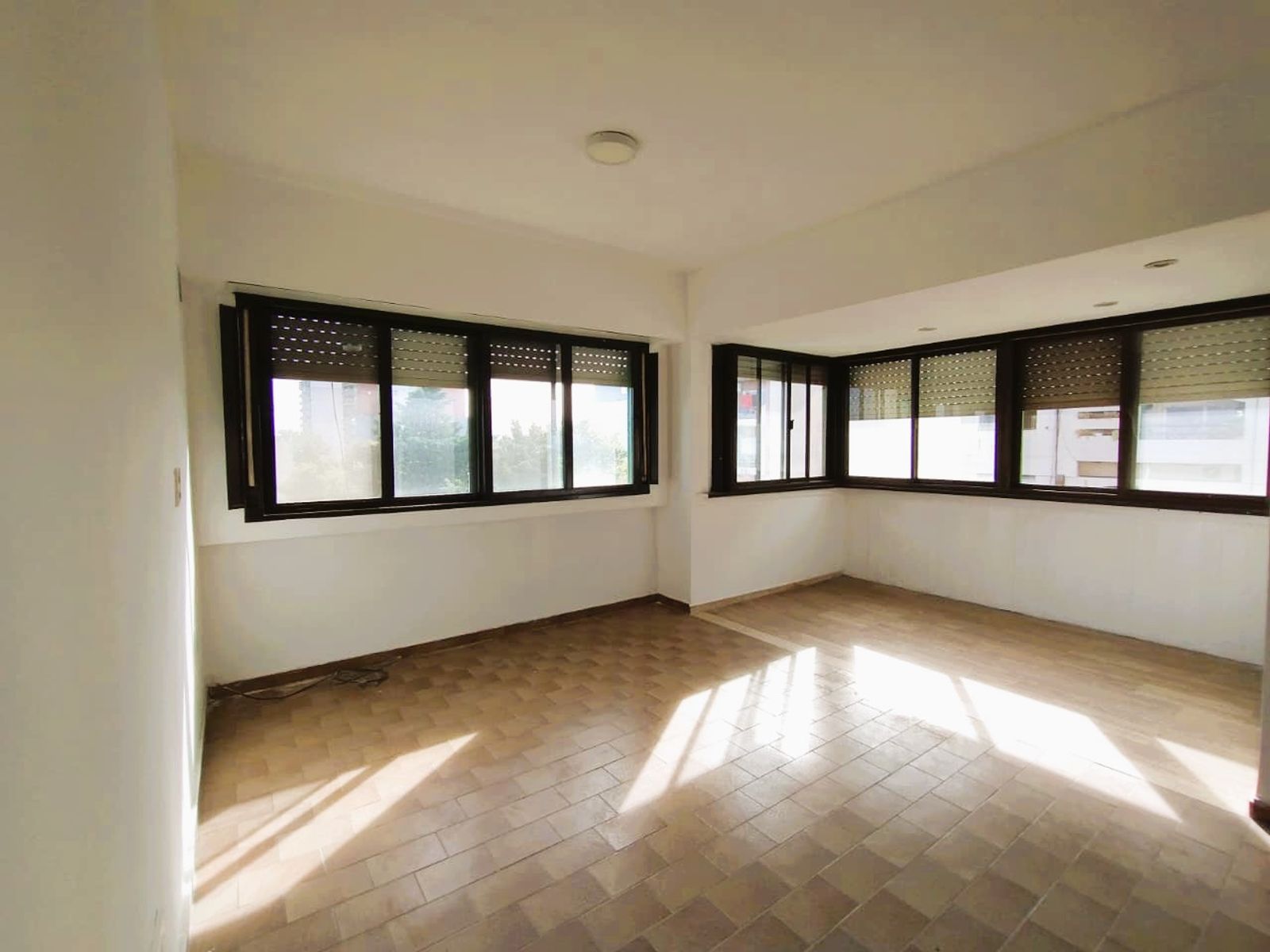 Muy luminoso tres ambientes reciclado con cochera y terraza en Ramos Mejía - 4