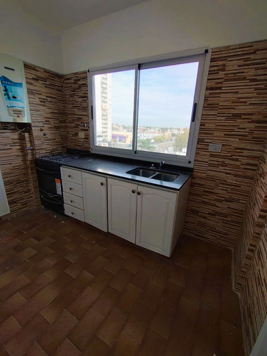 Muy luminoso tres ambientes reciclado con cochera y terraza en Ramos Mejía - 6