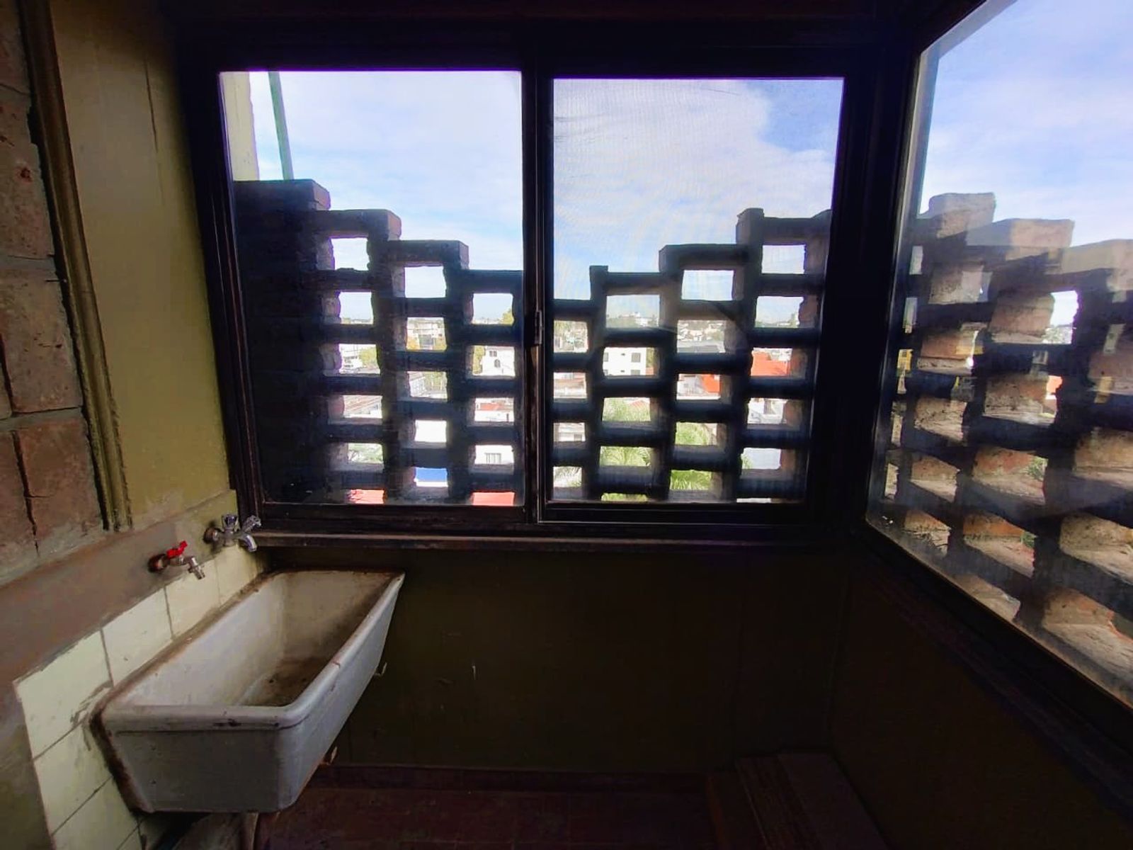 Muy luminoso tres ambientes reciclado con cochera y terraza en Ramos Mejía - 9