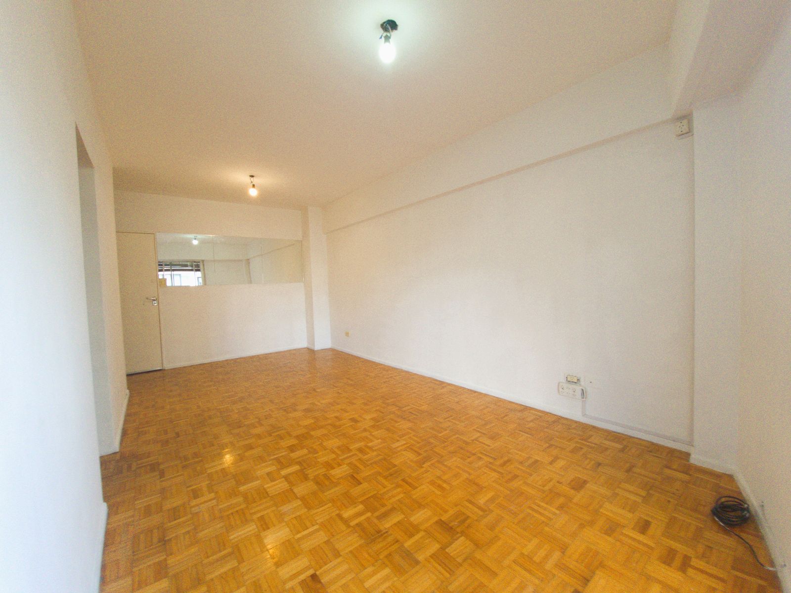 MUY LUMINOSO DEPARTAMENTO DE CUATRO AMBIENTES CON BALCÓN EN EXCELENTE ZONA - 3