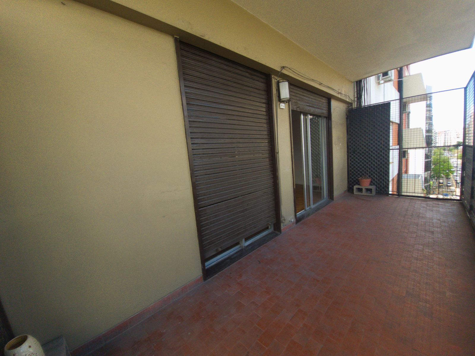MUY LUMINOSO DEPARTAMENTO DE CUATRO AMBIENTES CON BALCÓN EN EXCELENTE ZONA - 6