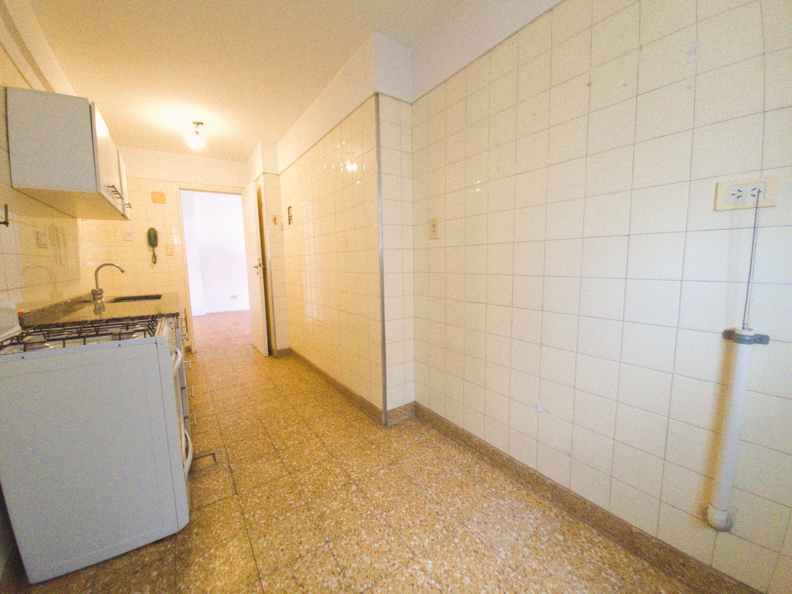 MUY LUMINOSO DEPARTAMENTO DE CUATRO AMBIENTES CON BALCÓN EN EXCELENTE ZONA - 10