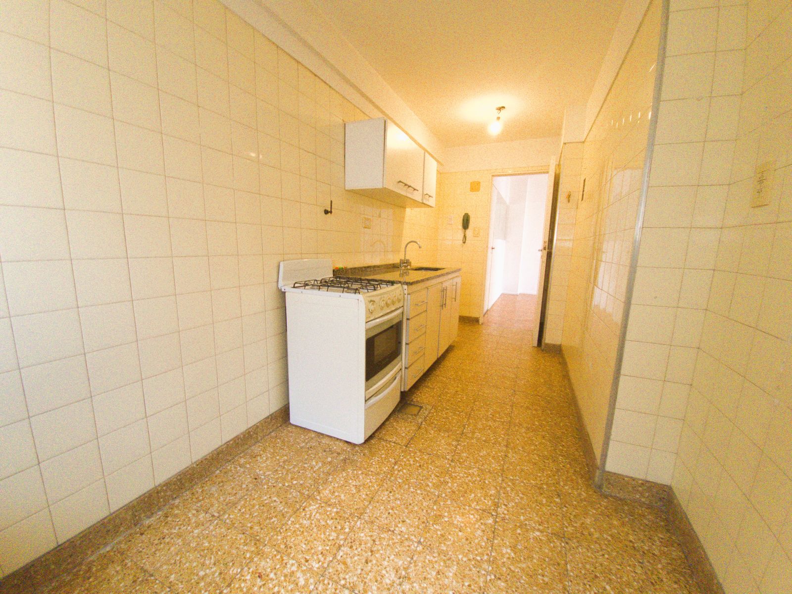 MUY LUMINOSO DEPARTAMENTO DE CUATRO AMBIENTES CON BALCÓN EN EXCELENTE ZONA - 11