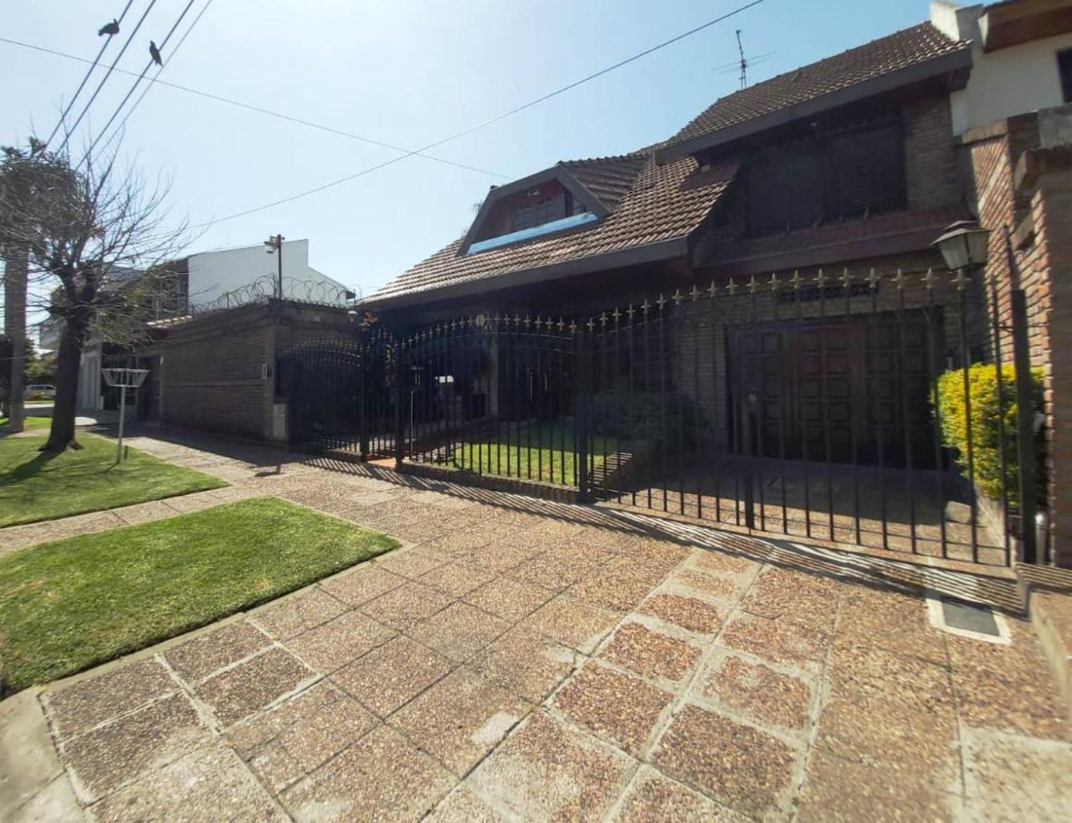 IMPORTANTE CHALET SOBRE 2 LOTES EL PALOMAR.
