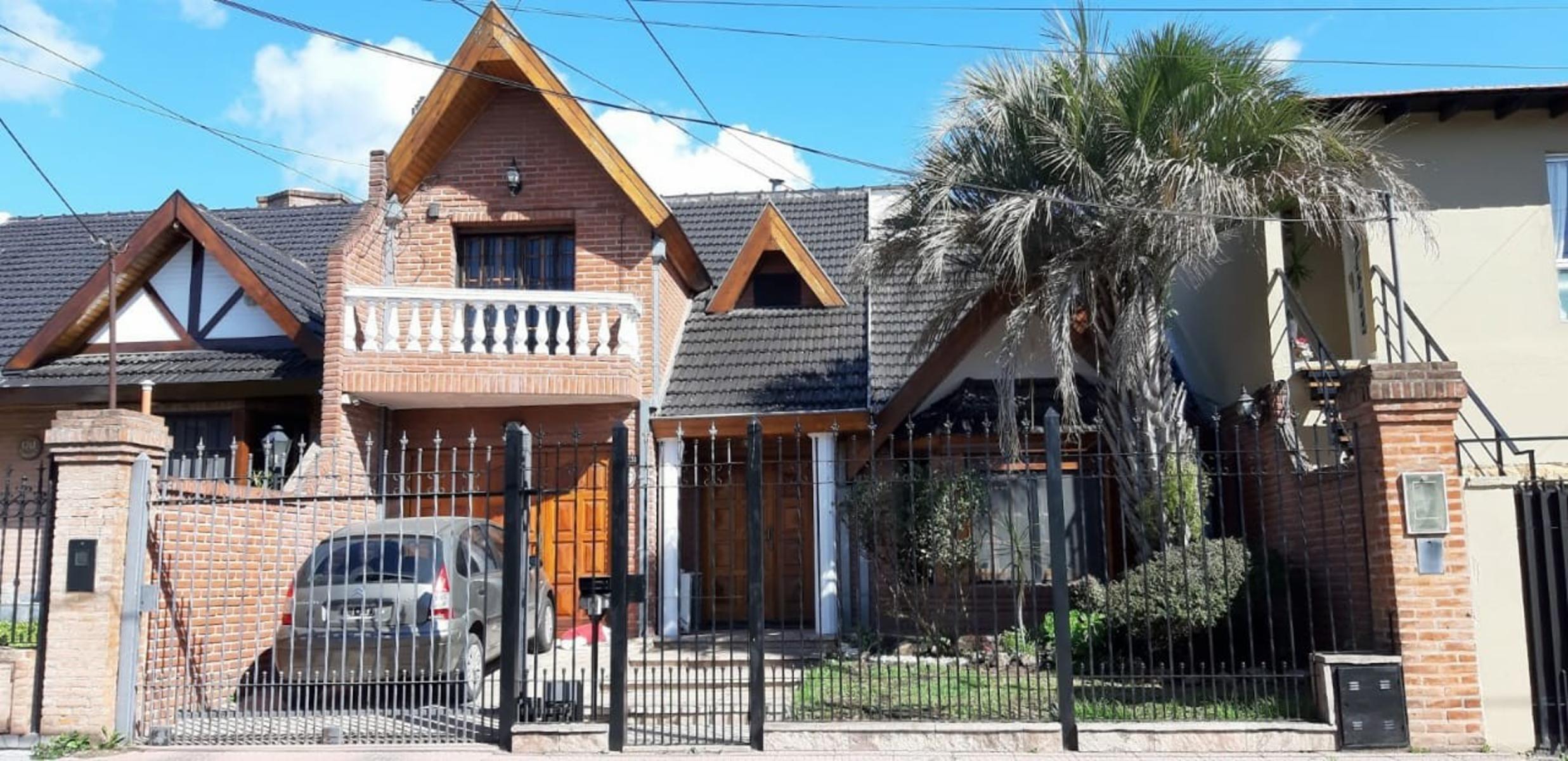 IMPECABLE CHALET EN 2 PLANTAS, CALLE SOURIGNES EL PALOMAR, CON JARDIN AL FRENTE CON REJAS Y COCHERA DESCUBIERTA. SUSANA QUINELLI NEGOCIOS INMOBILIARIOS 156 583 7048