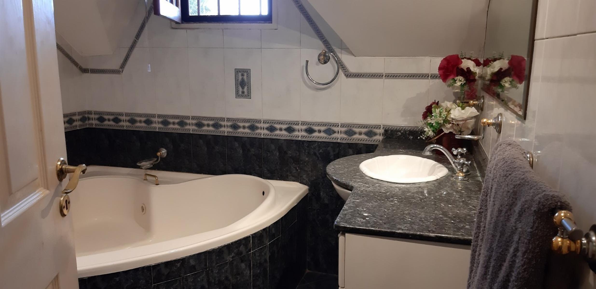 IMPECABLE CHALET EN 2 PLANTAS, CALLE SOURIGNES EL PALOMAR, CON JARDIN AL FRENTE CON REJAS Y COCHERA DESCUBIERTA. SUSANA QUINELLI NEGOCIOS INMOBILIARIOS 156 583 7048 — foto 2