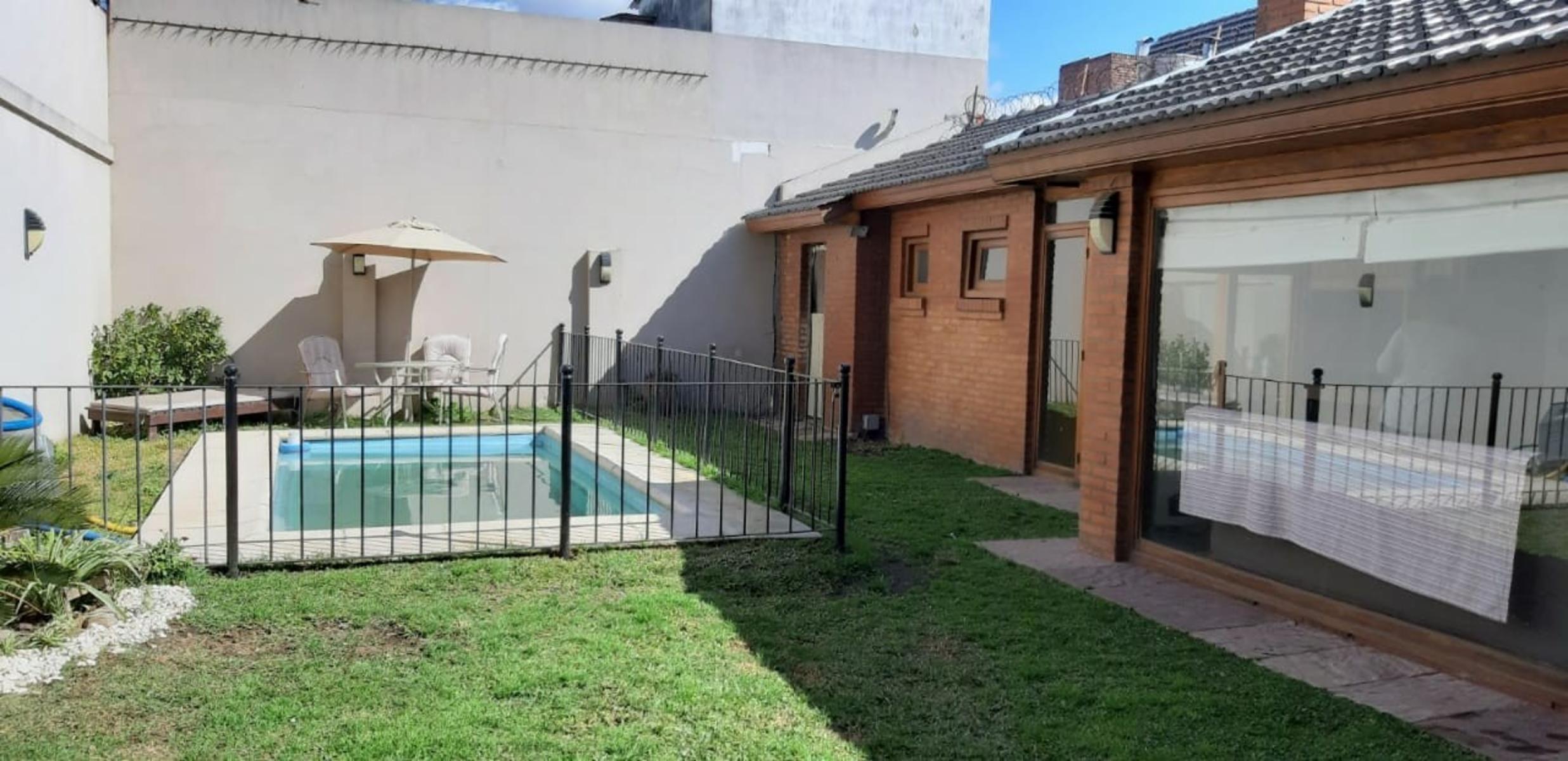 IMPECABLE CHALET EN 2 PLANTAS, CALLE SOURIGNES EL PALOMAR, CON JARDIN AL FRENTE CON REJAS Y COCHERA DESCUBIERTA. SUSANA QUINELLI NEGOCIOS INMOBILIARIOS 156 583 7048 — foto 9