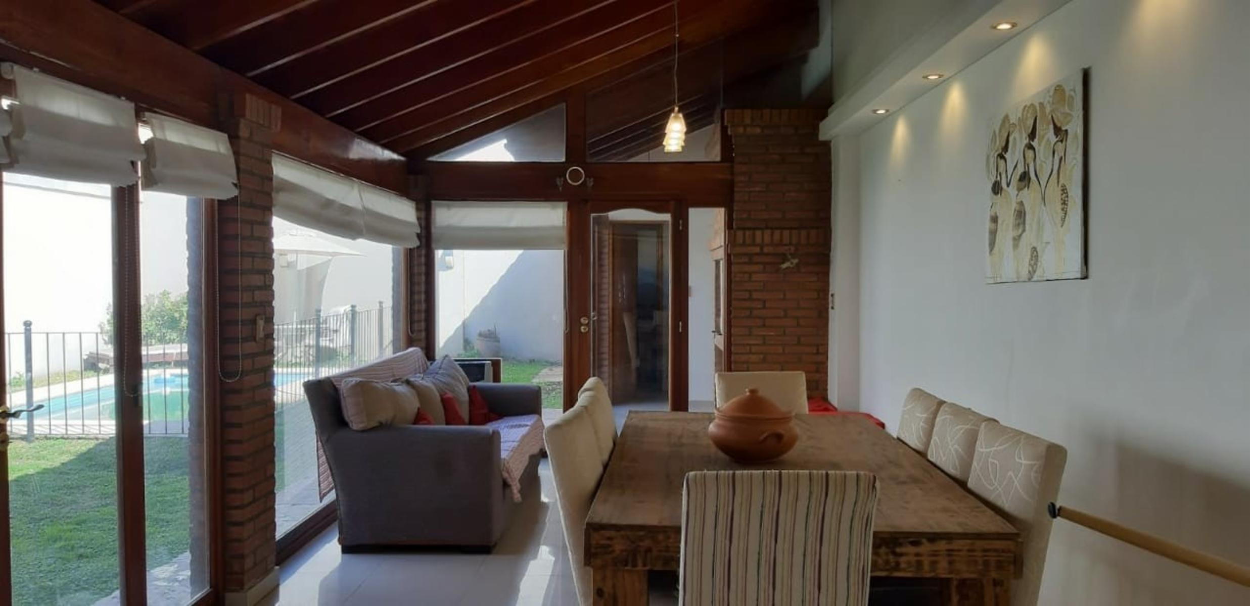 IMPECABLE CHALET EN 2 PLANTAS, CALLE SOURIGNES EL PALOMAR, CON JARDIN AL FRENTE CON REJAS Y COCHERA DESCUBIERTA. SUSANA QUINELLI NEGOCIOS INMOBILIARIOS 156 583 7048 — foto 11