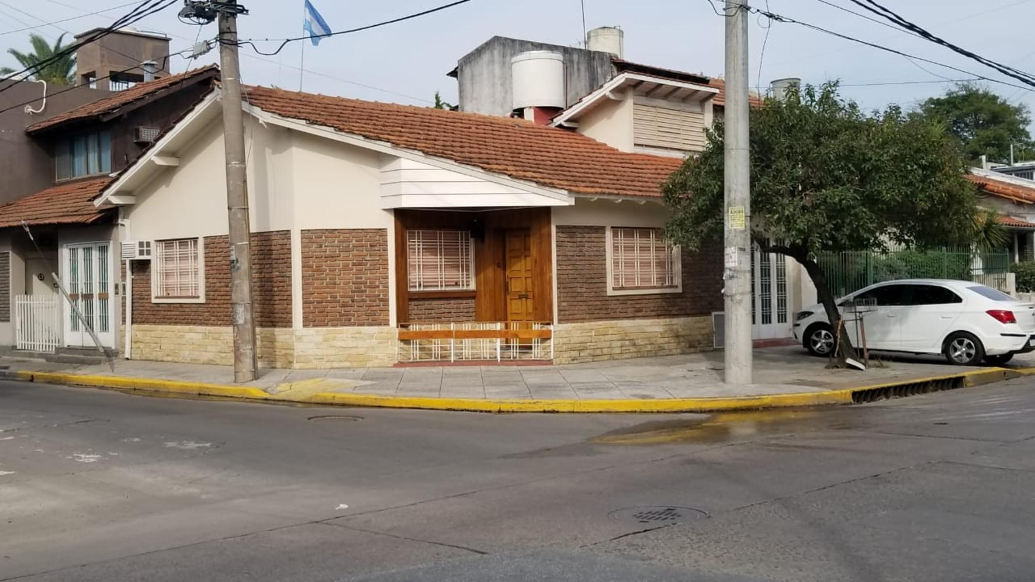 IMPORTANTE CHALET EN RAMOS MEJIA, CALLE ALVARADO Y AVELLANEDA, 3 AMBIENTES CON PATIO Y COCHERA CUBIERTA, PARRILLA. SUSANA QUINELLI NEGOCIOS INMOBILIARIOS 156 5837048