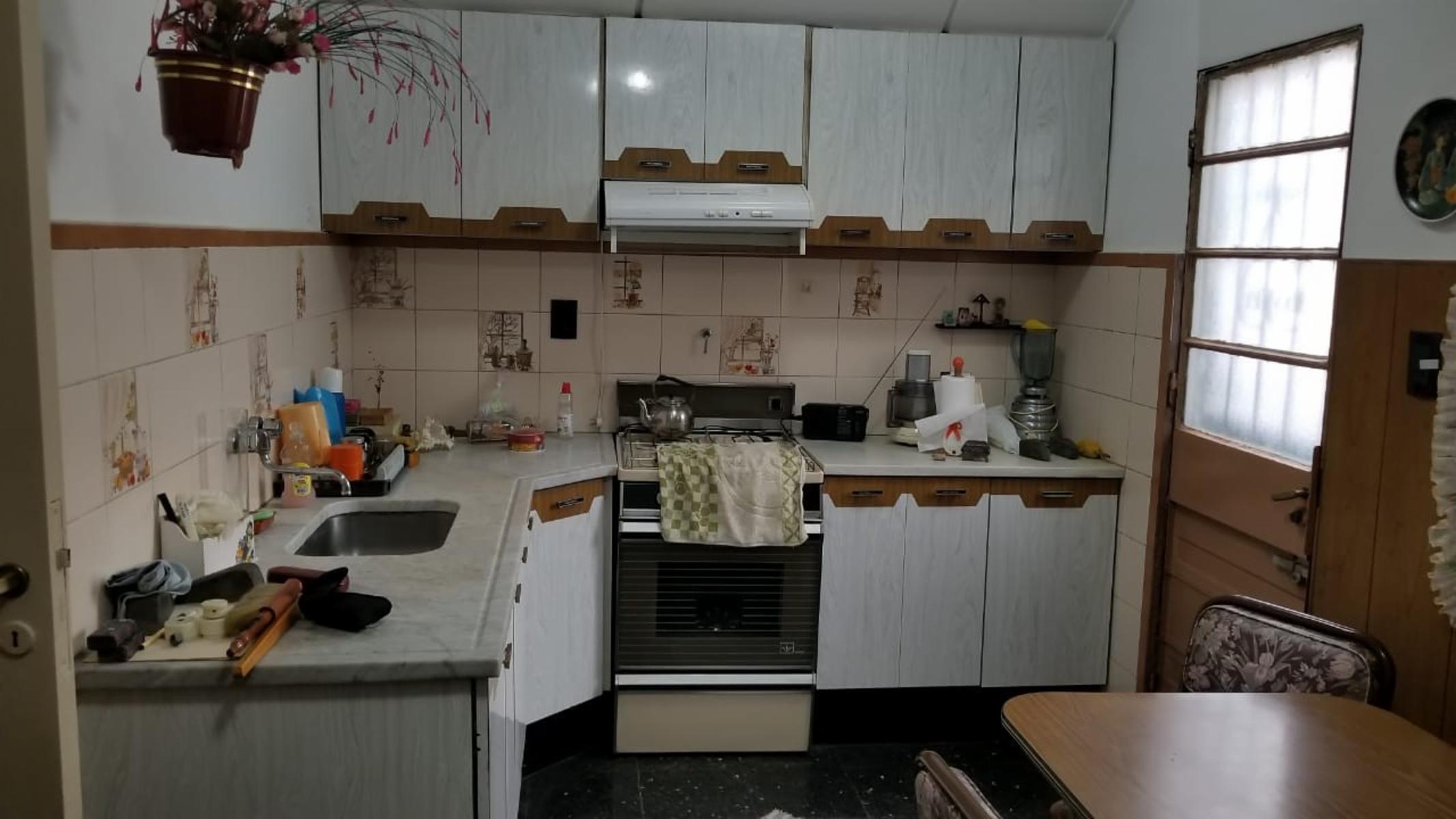 IMPORTANTE CHALET EN RAMOS MEJIA, CALLE ALVARADO Y AVELLANEDA, 3 AMBIENTES CON PATIO Y COCHERA CUBIERTA, PARRILLA. SUSANA QUINELLI NEGOCIOS INMOBILIARIOS 156 5837048 — foto 6