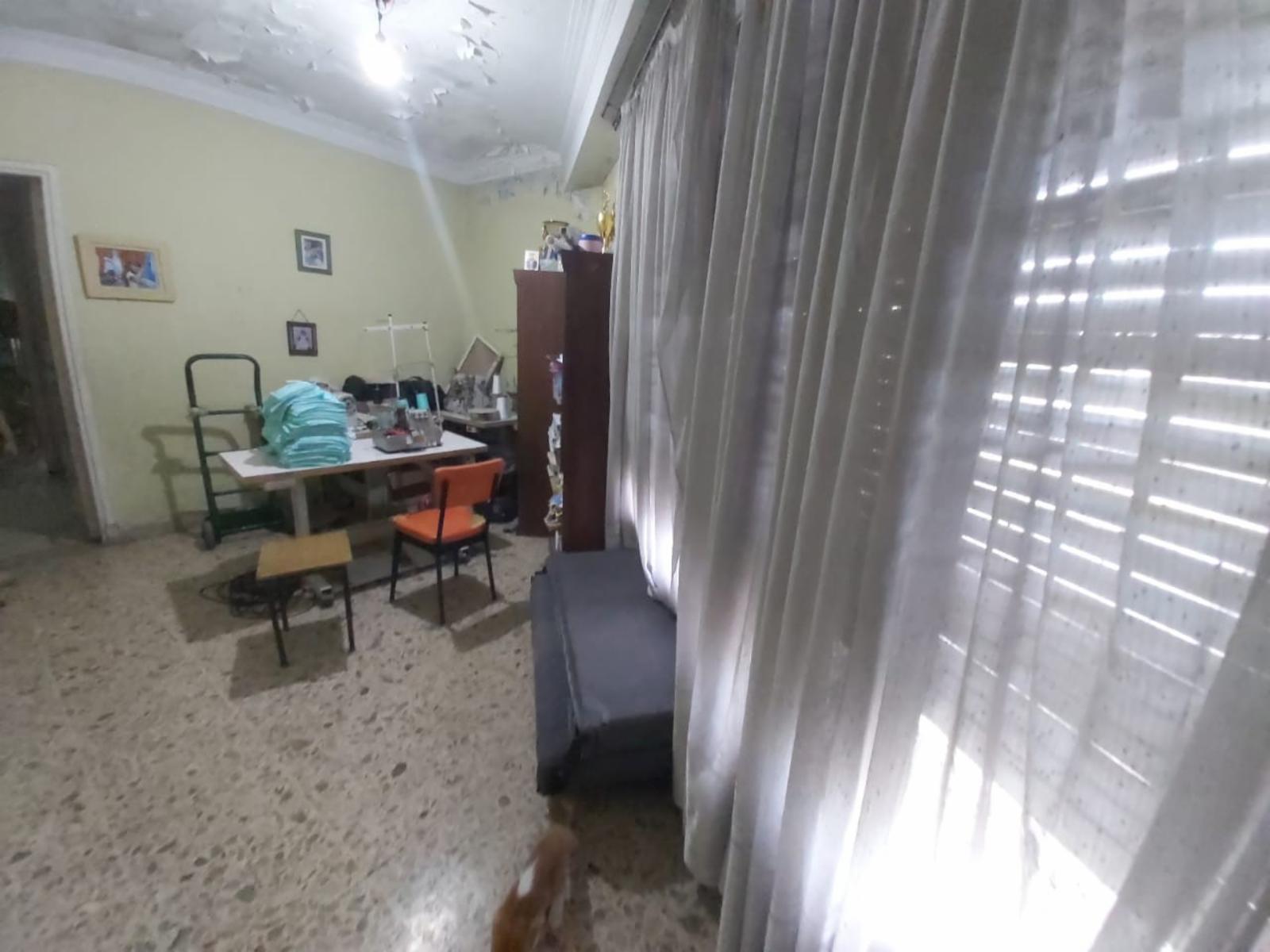 SE VENDE CASA CON LOTE PROPIO EN VILLA SARMIENTO. CALLE J.PORTELA AL 1200, 3 AMBIENTES CON COCHERA. SUSANA QUINELLI NEGOCIOS INMOBILIARIOS 4 659 5544 156 5837048 — foto 2