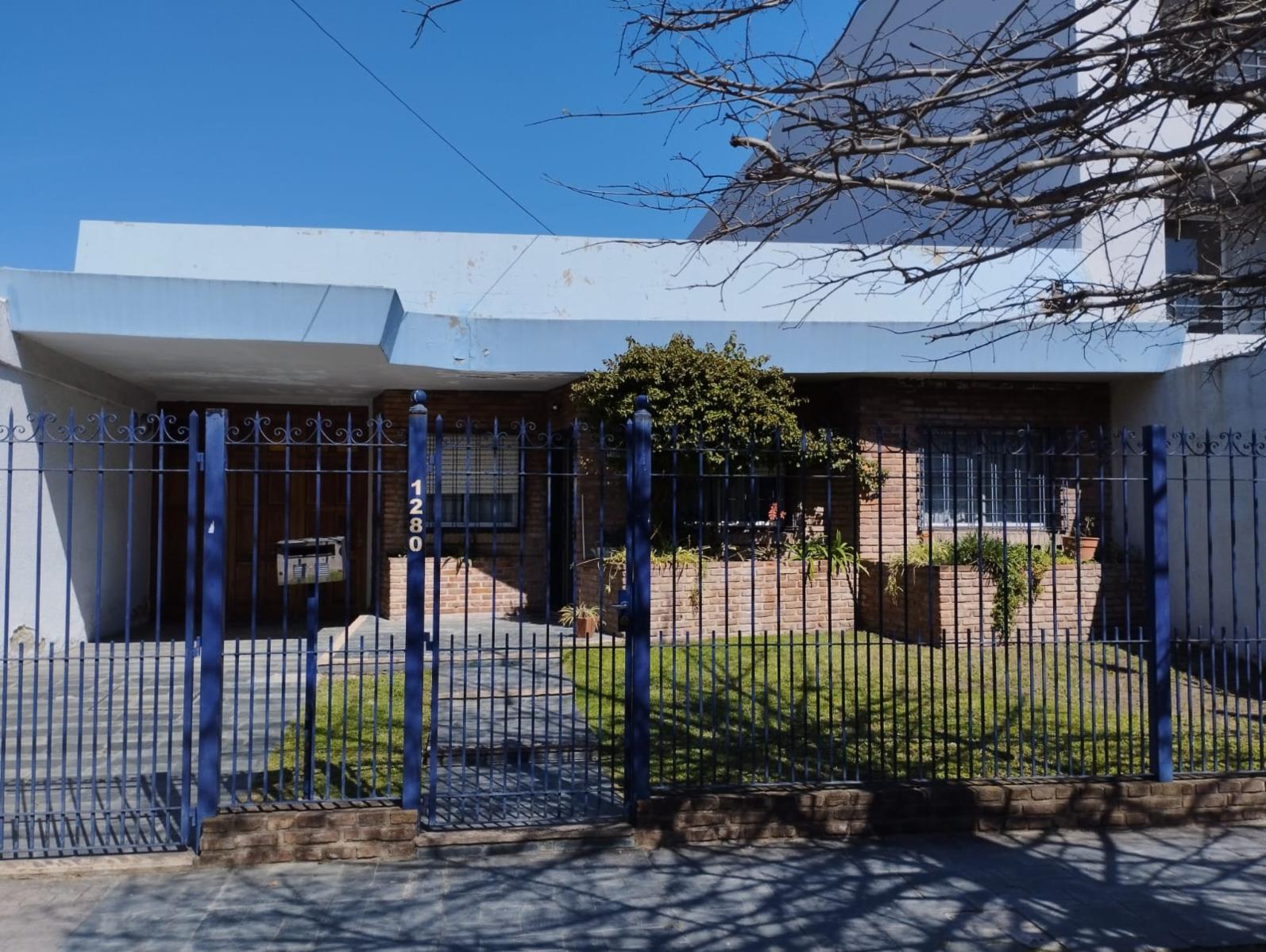 VENTA DE: CASA DE 4 AMBIENTES CON JARDIN EN LOTE DE 11 X 70 M2. A 5 CUADRAS DEL CENTRO DE MORON.