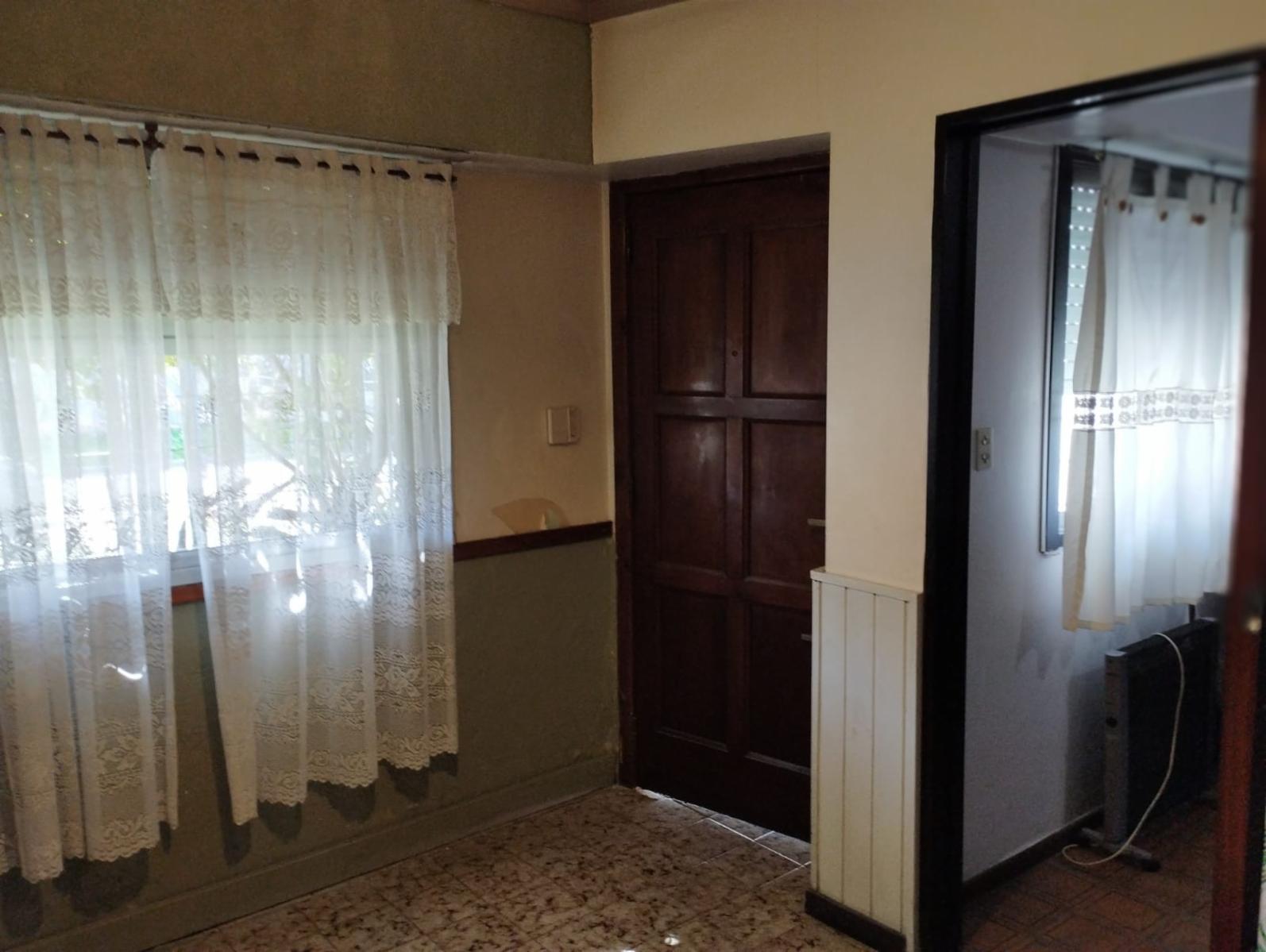 VENTA DE: CASA DE 4 AMBIENTES CON JARDIN EN LOTE DE 11 X 70 M2. A 5 CUADRAS DEL CENTRO DE MORON. — foto 2