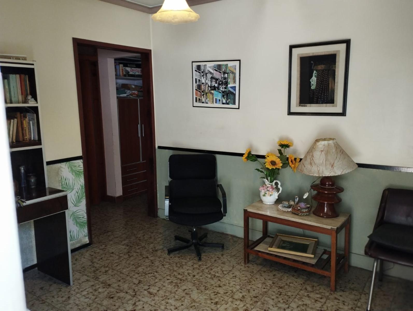VENTA DE: CASA DE 4 AMBIENTES CON JARDIN EN LOTE DE 11 X 70 M2. A 5 CUADRAS DEL CENTRO DE MORON. — foto 3