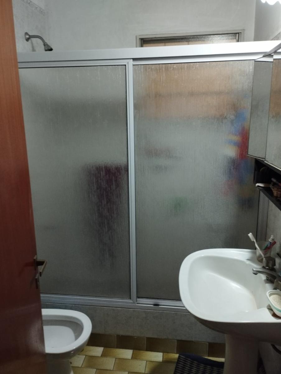 VENTA DE: CASA DE 4 AMBIENTES CON JARDIN EN LOTE DE 11 X 70 M2. A 5 CUADRAS DEL CENTRO DE MORON. — foto 6
