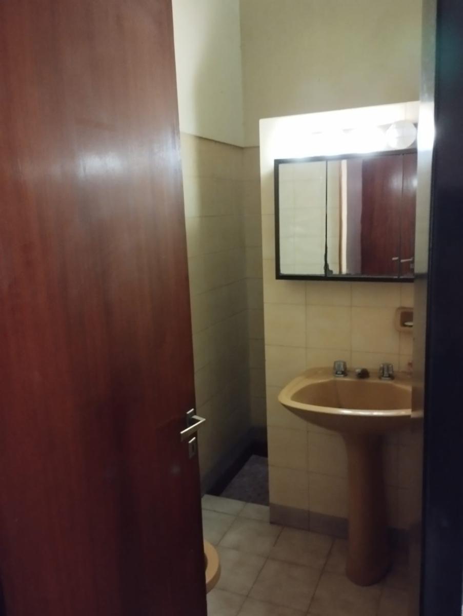 VENTA DE: CASA DE 4 AMBIENTES CON JARDIN EN LOTE DE 11 X 70 M2. A 5 CUADRAS DEL CENTRO DE MORON. — foto 8