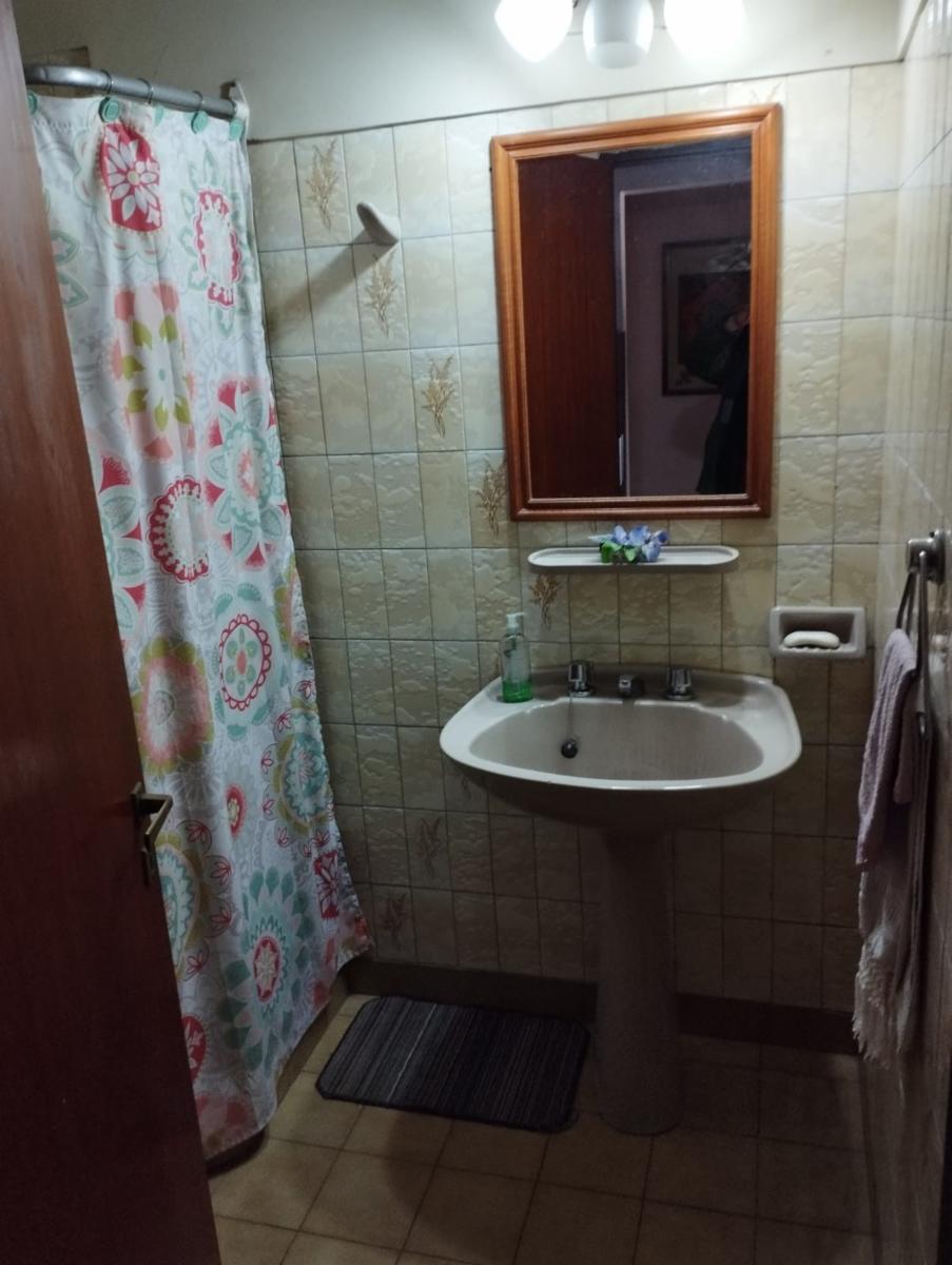 VENTA DE: CASA DE 4 AMBIENTES CON JARDIN EN LOTE DE 11 X 70 M2. A 5 CUADRAS DEL CENTRO DE MORON. — foto 12