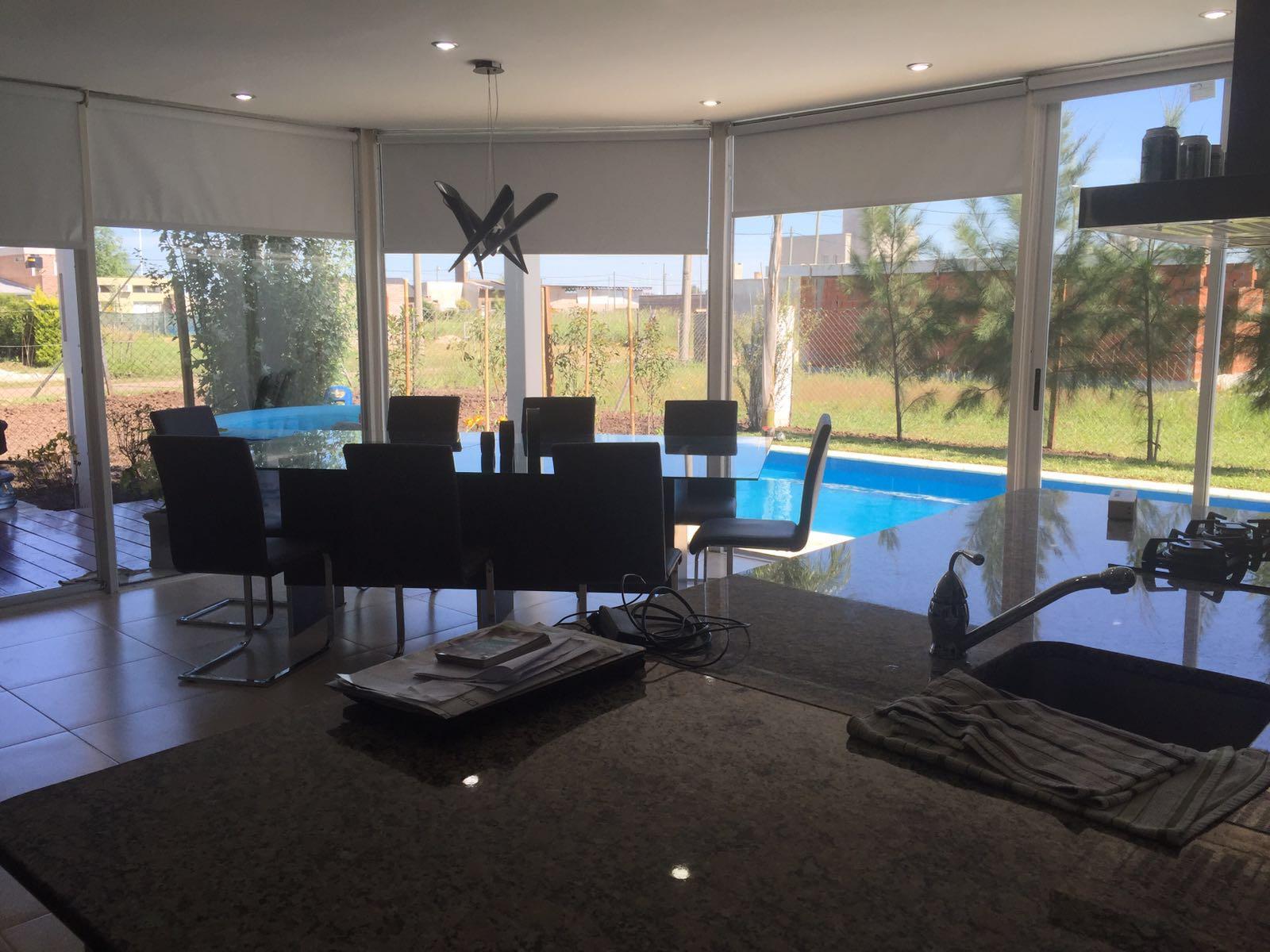 Importante casa de 3 dorm. Roldan 5 ambientes - 3 dormitorios - 3 baños - 2 cocheras Av. de las Libertades , z/Tierra de Sueños 2, Roldán 250 m2, 165 m2 cubiertos, Año de Construcción: 2015 — foto 6