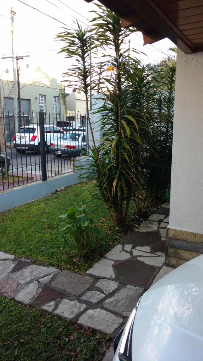 SE VENDE EXCELENTE PH DE 3 AMBIENTES AL FRENTE EN MARTINEZ CON PATIO Y COCHERA.