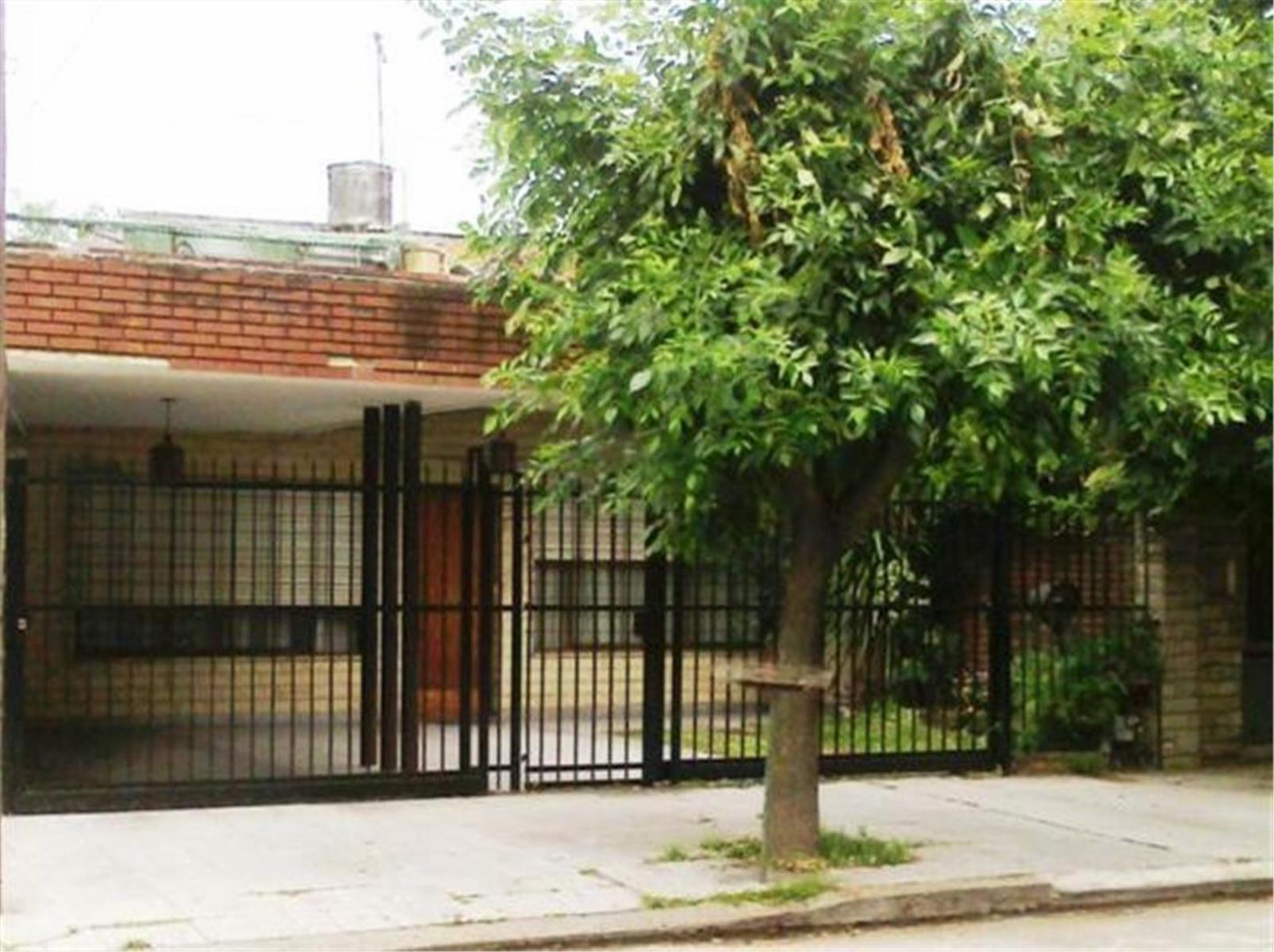 SE VENDE MUY LINDA PROPIEDAD DE 4 AMBIENTES EN VILLA BALLESTER. LOTE PROPIO.