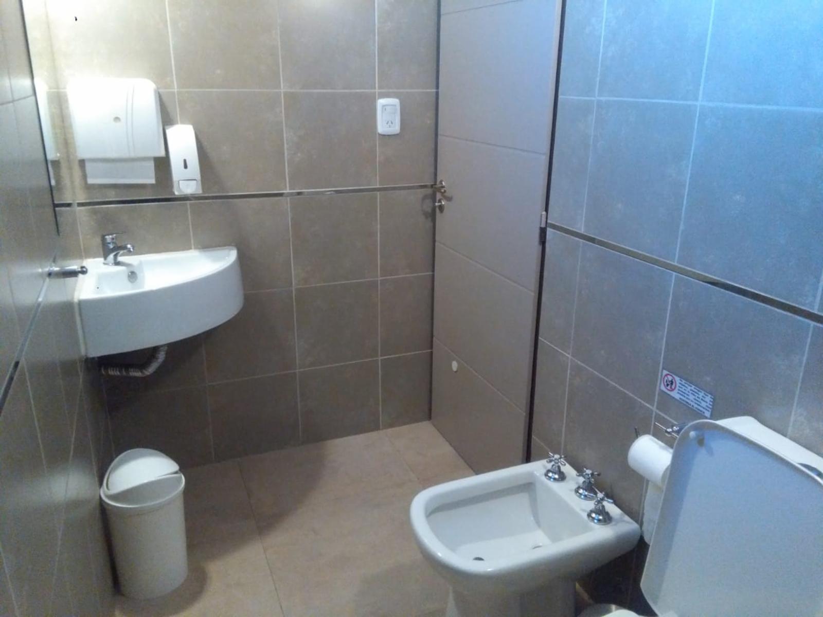 Se vende excelente propiedad comercial en el centro de la Villa de Merlo. - 8