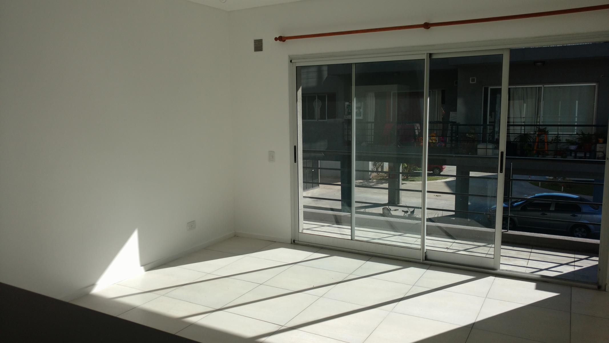 SE VENDE MUY LINDO DEPTO. DE 2 AMBIENTES CON DOBLE COCHERA. EXCELENTE OPORTUNIDAD — foto 3