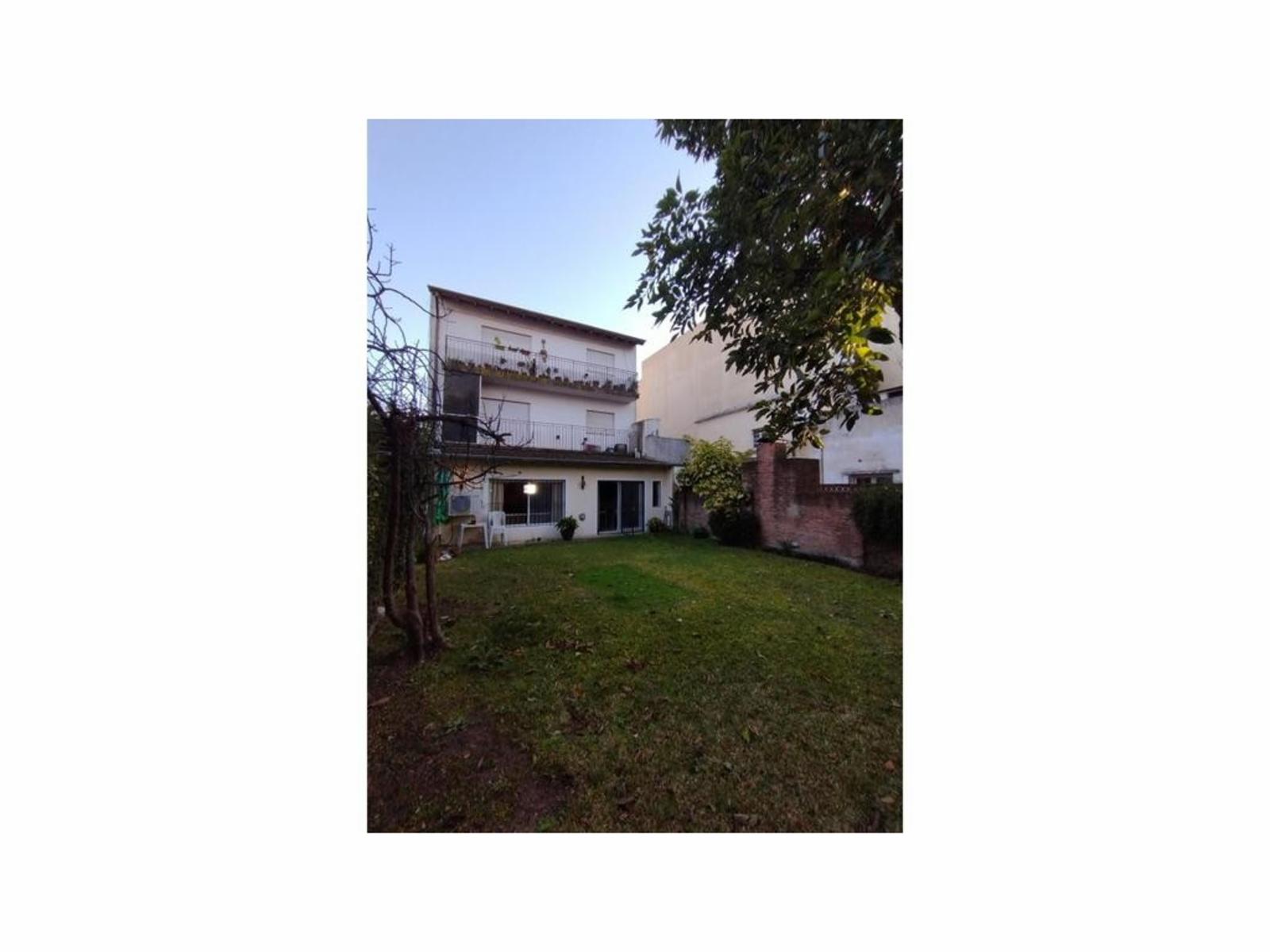 Se Vende Amplio Depto. de 2 Ambientes en Olivos. Planta Baja Con Jardin