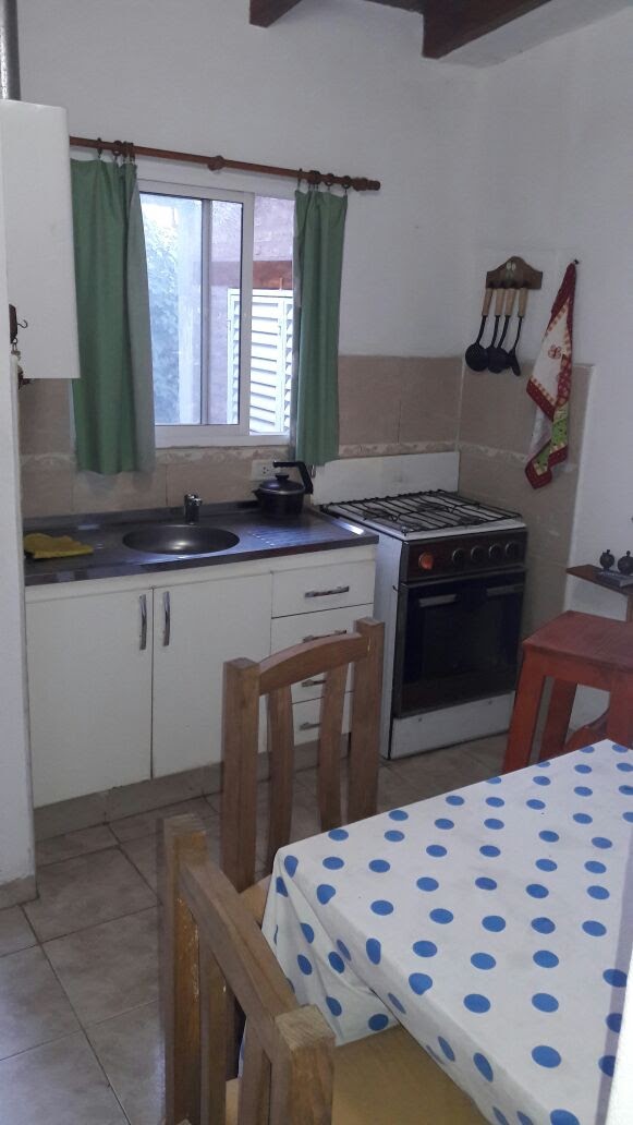 DEPTO PARA 4 PERSONAS CON COCHERA-ASADOR-AIRE ACOND. A 10 CUADRAS DEL CENTRO Y 8 CUADRAS DEL RIO — foto 3