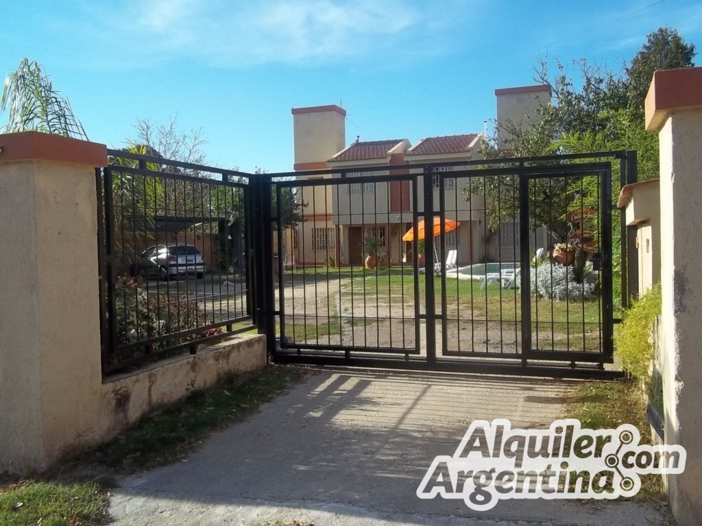 COMPLEJO DE DEPTOS CON PARQUE - PILETA - COCHERAS - PATIO CON ASADOR . A 15 CUADRAS DEL CENTRO Y 5 CUADRAS DEL LAGO SAN ROQUE - 2