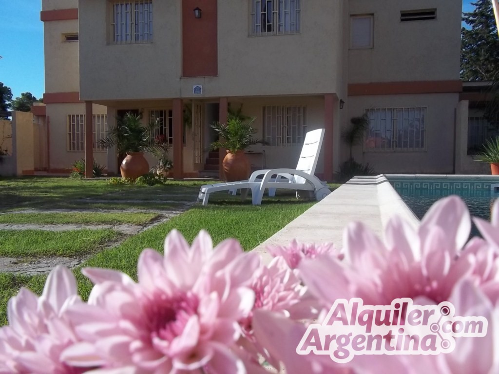 COMPLEJO DE DEPTOS CON PARQUE - PILETA - COCHERAS - PATIO CON ASADOR . A 15 CUADRAS DEL CENTRO Y 5 CUADRAS DEL LAGO SAN ROQUE - 3