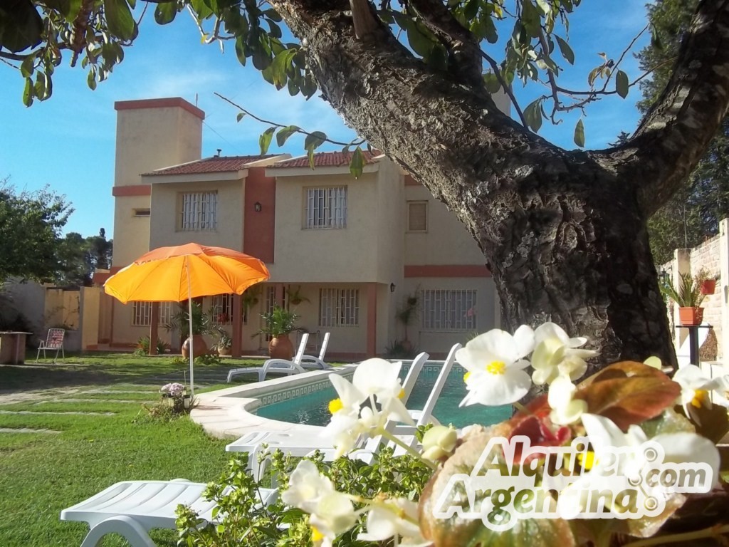 COMPLEJO DE DEPTOS CON PARQUE - PILETA - COCHERAS - PATIO CON ASADOR . A 15 CUADRAS DEL CENTRO Y 5 CUADRAS DEL LAGO SAN ROQUE - 4