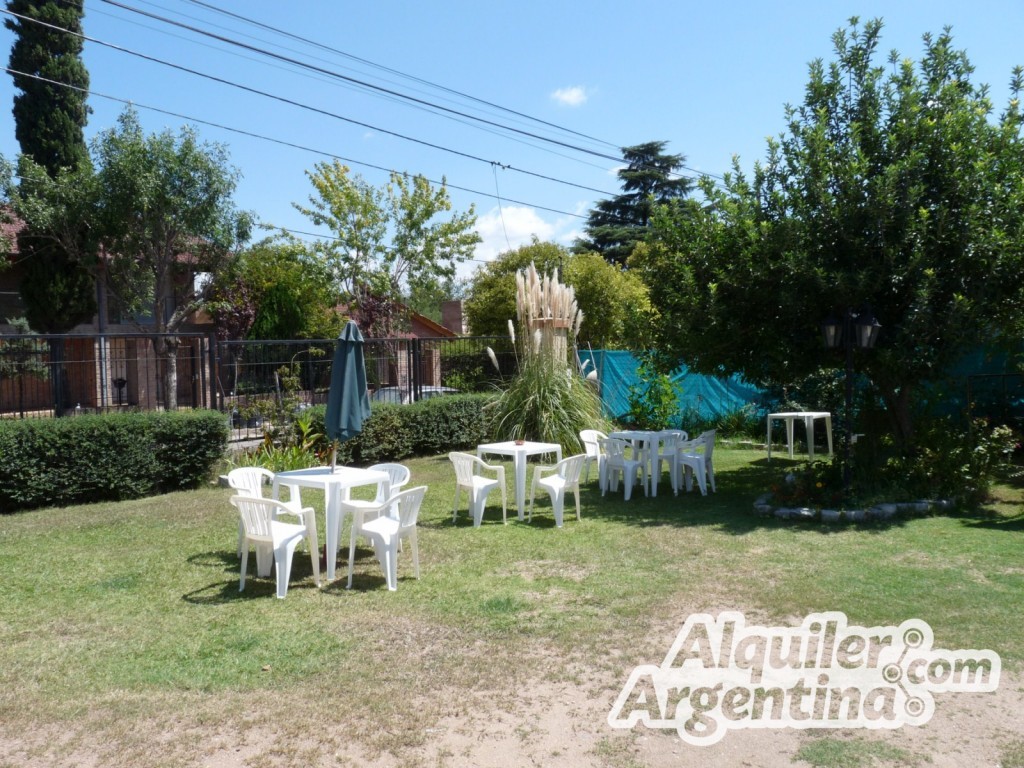 COMPLEJO DE DEPTOS CON PARQUE - PILETA - COCHERAS - PATIO CON ASADOR . A 15 CUADRAS DEL CENTRO Y 5 CUADRAS DEL LAGO SAN ROQUE - 8