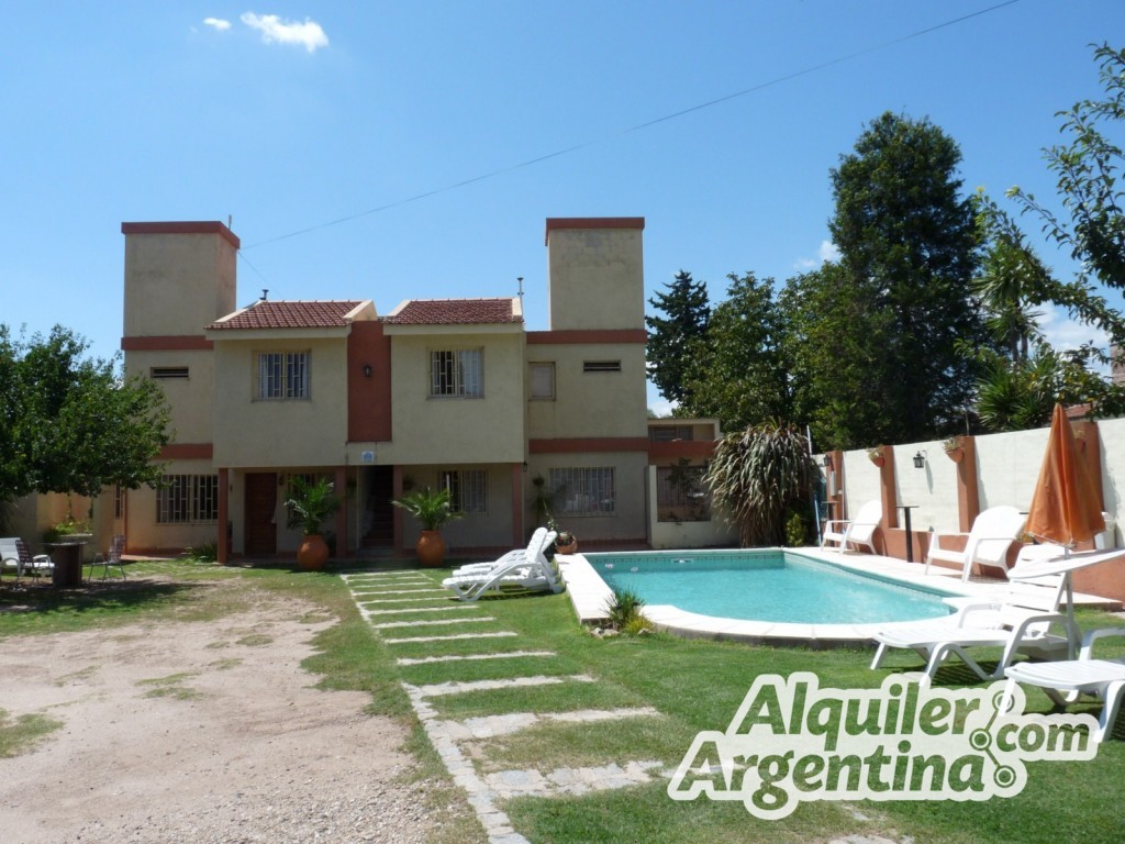 COMPLEJO DE DEPTOS CON PARQUE - PILETA - COCHERAS - PATIO CON ASADOR . A 15 CUADRAS DEL CENTRO Y 5 CUADRAS DEL LAGO SAN ROQUE - 9