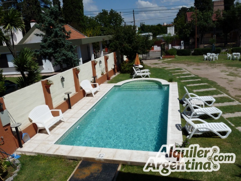 COMPLEJO DE DEPTOS CON PARQUE - PILETA - COCHERAS - PATIO CON ASADOR . A 15 CUADRAS DEL CENTRO Y 5 CUADRAS DEL LAGO SAN ROQUE - 10