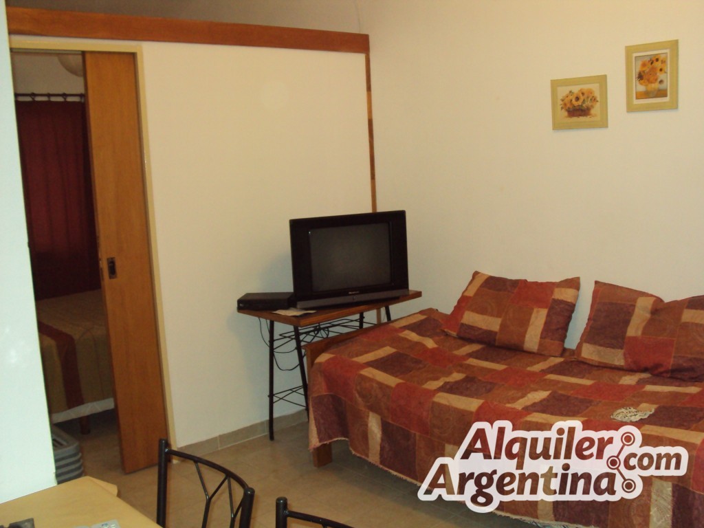 COMPLEJO DE DEPTOS CON PARQUE - PILETA - COCHERAS - PATIO CON ASADOR . A 15 CUADRAS DEL CENTRO Y 5 CUADRAS DEL LAGO SAN ROQUE - 12