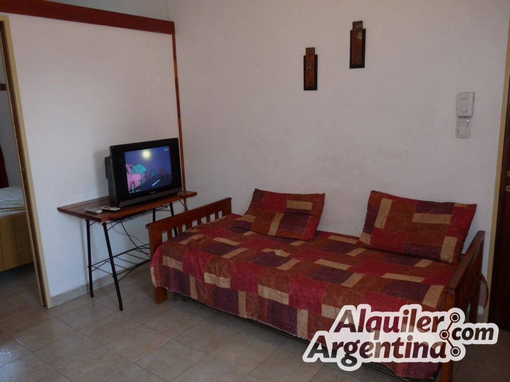 COMPLEJO DE DEPTOS CON PARQUE - PILETA - COCHERAS - PATIO CON ASADOR . A 15 CUADRAS DEL CENTRO Y 5 CUADRAS DEL LAGO SAN ROQUE - 14