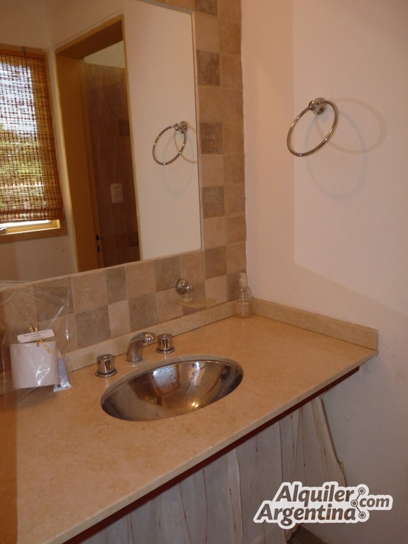 COMPLEJO DE DEPTOS CON PARQUE - PILETA - COCHERAS - PATIO CON ASADOR . A 15 CUADRAS DEL CENTRO Y 5 CUADRAS DEL LAGO SAN ROQUE - 16