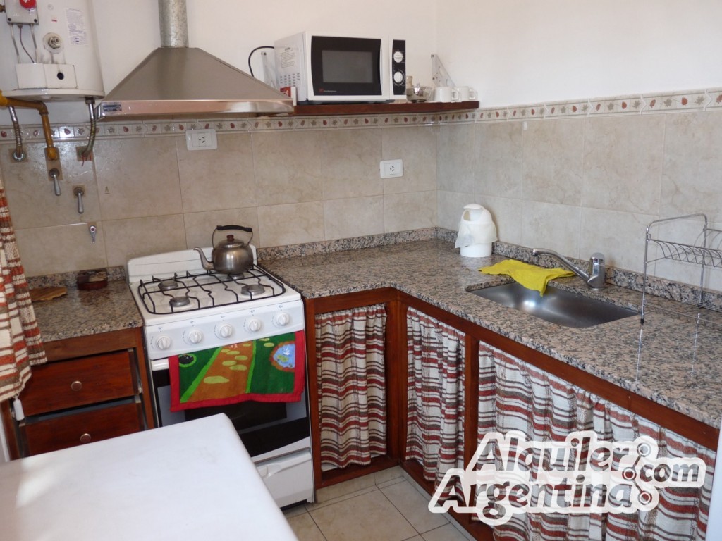 COMPLEJO DE DEPTOS CON PARQUE - PILETA - COCHERAS - PATIO CON ASADOR . A 15 CUADRAS DEL CENTRO Y 5 CUADRAS DEL LAGO SAN ROQUE - 19